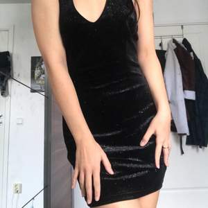 Sexig svart/glittrig cocktail klänning. Säljer den då den kommer aldrig till användning🖤