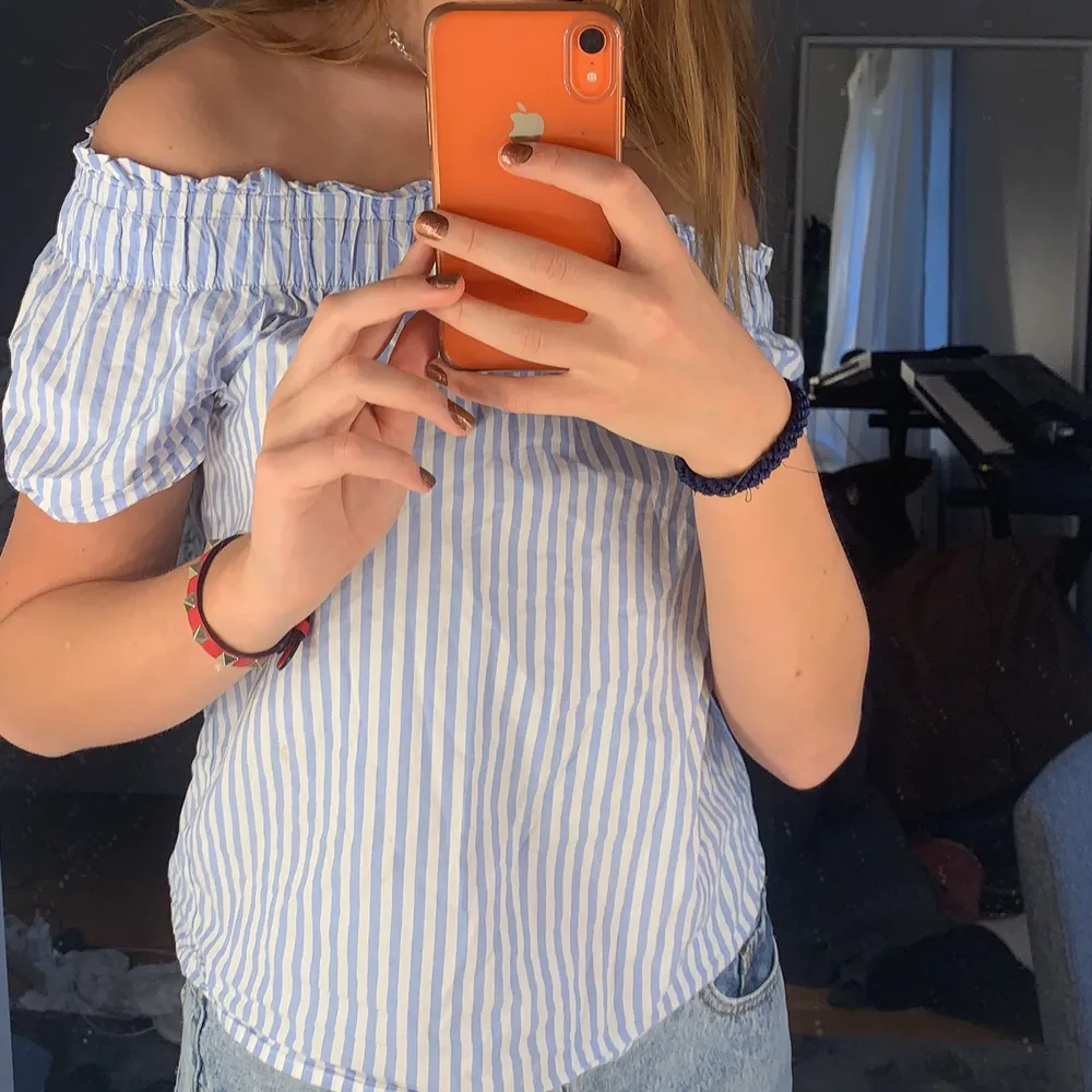 Jätte fin topp som tyvärr inte kommer till användning💓 storlek 32 men passar mig som brukar ha 36/38 eller S/M. Går att ha både som en vanlig tröja men även som off shoulder🥰. Toppar.