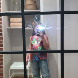 Adidas träningslinne - Adidaslinne med slits bak. Storlek S/M. Sparsamt använt så i fint skick! 