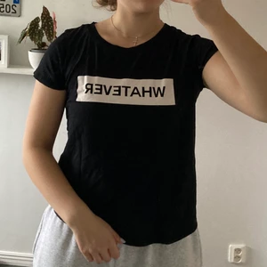 T-shirt  - Enkel svart tröja med tryck. För mer info är det bara att fråga 