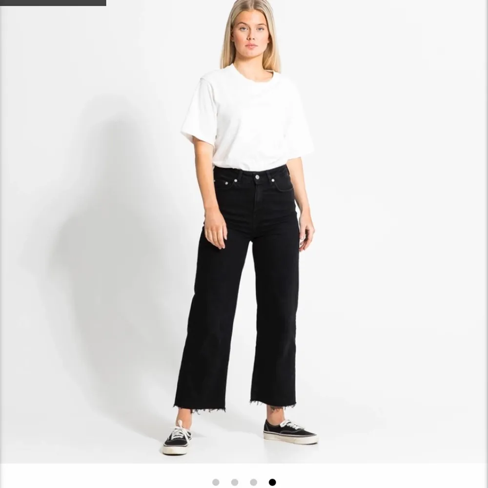 Säljer dessa svarta jeanse från lager 157, har blivit för små och kommer inte till användning. Säljer för 100kr inklusive frakt!💖. Jeans & Byxor.