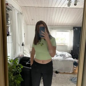 Grön t-shirt - Säljer denna super söta tröja, aldrig använt! Skriv vid intresse 🤍🤍