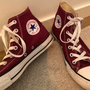 Vinröda converse - Bilden är lånad. Kommer tvätta skorna innan dom skickas. Köptes i våras och har inte annds under sommaren eftersom jag hade andra skor som jag gillade mer