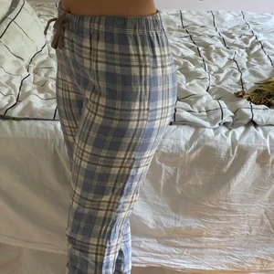 Blå pyjamasbyxor  - Superskönt blårutiga pyjamasbyxor från Cubus med snörning i midjan, säljer dem då de är för små. De är lite noppriga, men annars i bra skick. Skulle säga att de typ är mid waist.
