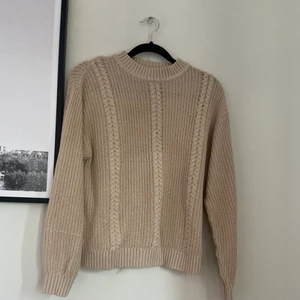 Beige stickad tröja strl 146/152 - Stickad tröja i fint skick. Inte mycket använd. Strl 146/152. Köpt på Lindex för nått år sen. Kan skickas.