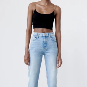 Zara jeans ⚡️ - Storlek 36 . Dom är använda några gånger men för mig som är 170 är dom för korta 🤩 hopps dom hittar en ny ägare som kan ha på sig dom mer än vad jag hann ❤️