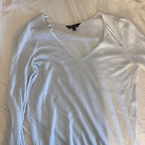 Stickad glitter tröja  - Den här är min mammas gamla tröja som är silvrig med glitter och super fin!!💗 st S-M skulle jag säga! Kan skicka flera bilder privat 