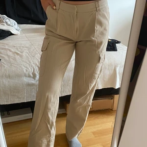 Beiga cargopants  - Säljer mina beiga cargopants köpta på Nelly! Kan självklart stryka och tvätta innan jag skickar! Är super sköna och coola med någon cool croptopp. Frakt tillkommer och bara att fråga för fler bilder 😇