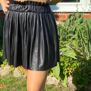 Läderimitation volangkjol 🤌🏼  - Kjol köpt på zara! Värt att nämna att att kjolen har inner shorts (kan skicka bilder på det om man är intresserad) 