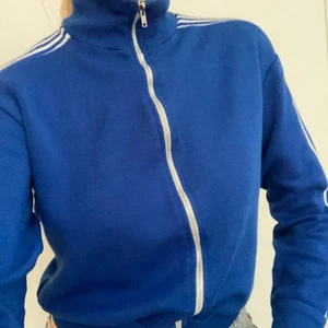 Klarblå vintage träningsjacka - Adidasliknade träningsjacka från 70-talet. I fint skick!