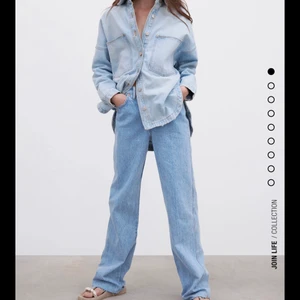 Zara jeans jacka strl S - Super snygg Jeans jacka från zara storlek S (oversized). Köptes för ngn vecka sedan men för stor för mig! Köparen står för frakt! 