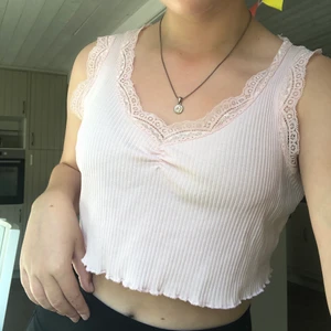 Sommartopp  - Snygg ljusrosa gullig topp🌸 kvaliteten är bra och passar xs/S/M! Köparen står för frakt 