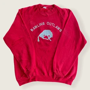 Vintage Sweatshirt  - Skick 9/10.                                                                            Finns ingen storlek men sitter som M/L.                            Finns en liten fläck på tröjan som man knappt ser, annars en väldigt fin sweatshirt 