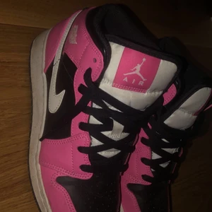 Jordans  - As snygga rosa jordans i storlek 38!! Använda ett fåtal gånger (lite smutsiga vid de vita men de går bort med vatten) ☺️