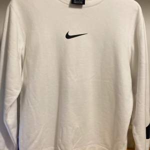 Vit Nike Sweatshirt. Storlek XS. Har ett svart nike märke på ena ärmen. Köparen står för frakt. 50kr + 79kr