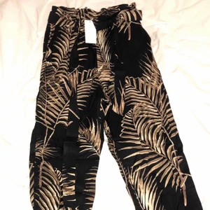 Helt oanvända byxor! - Mönstrade byxor, as snygga som känns som mjukis! Endast testade men wow va snygga till en vit topp🥰🔥