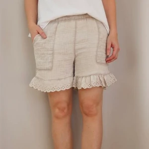 Shorts från d’NADA - Beiga shorts från d’NADA med volanger. Köpta för 400kr men säljer nu för 300kr då dem är helt oanvända. 