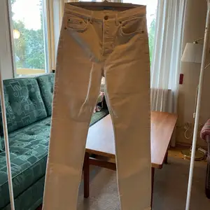 Jättefina vita jeans från & other stories med liten slits nertill. Aldrig använda då de inte passade mig! 