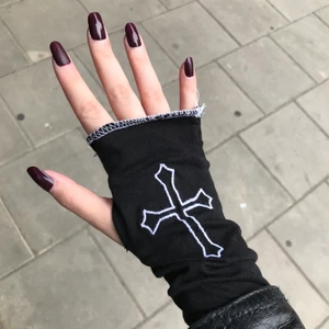 Gothic glove🖤 - (Repost) Ett par handsydda armvärmare/handskar 💖 av stretch material som inte glider ner! Dm ifall ni har frågor! Vi gör även custom broderier 💖 GRATIS FRAKT