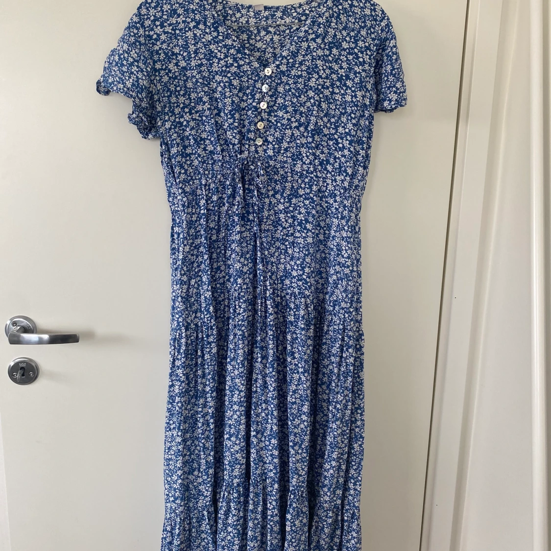 Blå blommig klänning