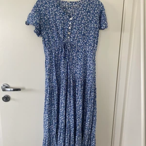 Blå blommig klänning - Storlek M, använd 1 gång!
