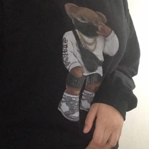 Trendig - Svart Björn tröja. Använt ca 2-3 gånger. Fluffig och stor. Köp idag så är frakten grattis och ett smycke i värdet 100 kr som tack❤️ kontakta mig