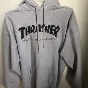 Helt vanlig grå thrasher hoodie. Storlek medium sitter lite oversized som de alla gör. Aa ni ser själv
