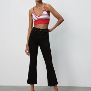 Svarta jeans från zara - Cropped flare jeans från zara, knappt använda i storlek 34