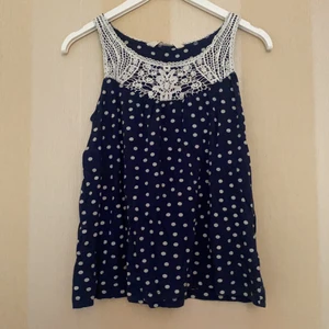 Linne - Blått linne med vita prickar och vit spetskant upptill