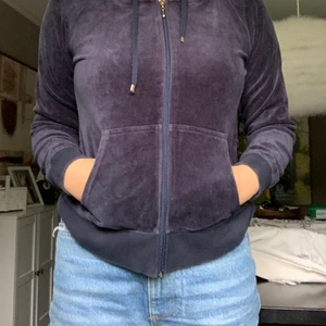 Kofta/L - Mörkblå sammet kofta! Sitter som M. Säljer för att den tyvärr inte kommer till användning. Användes lite förr men inga tecken på slitage! Mer lik färgen på andra bilden❤️