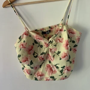 Topp med smock i bak - Storlek S, i princip oanvänd