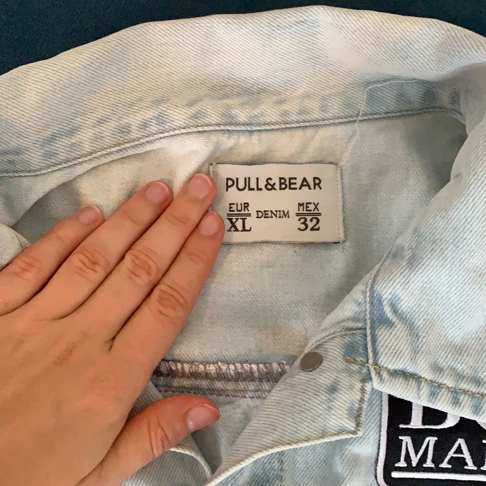 Lightwash jeansjacka i storlek XL från pull and bear. Skitsnygg, men lite sliten därav priset. Jackor.