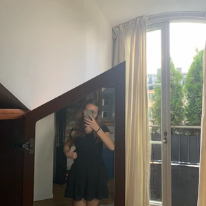 Svart volangkjol - Svart volangkjol från Retro & icone! Storlek xs och i nyskick, aldrig använd och köpt för ca 6 månader sedan! Köpt för ca 350kr!