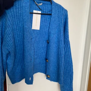 Kofta - Superfin kofta från chiquelle i storlek one size. Prislappar kvar endast testad