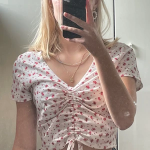 Shein - Ännu en gullig topp från Shein med justerbart snöre så att man kan välja hur den ska sitta själv