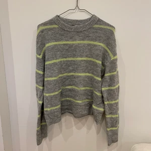 Stickad tröja - Säljer den här super sköna stickade tröjan från H&M i storlek XS, då den inte är min stil🥰 Aldrig använd och helt i nyskick🌸 