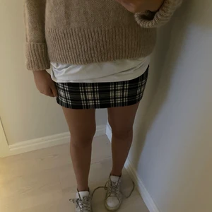 Kjol - En svart/vit rutig kjol! Det finns ingen lapp i den så vet ej vart den är ifrån eller vilken storlek det är tyvärr, men skulle säga storlek XS! Om man vill se fler bilder är det bara att fråga🤗