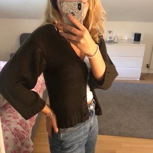 Stickad kofta - Brun stickad kofta från Vero Moda i storlek s🖤 100kr + frakt📦📦