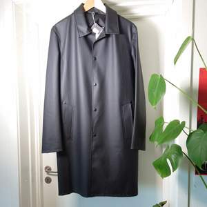 En svart regnkappa från Stutterheim i klassisk modell. Den är helt ny och oanvänd med prislapparna kvar. Har kostat 2695kr. Alltså mindre än halva priset. Storlek M, funkar även på S🌻