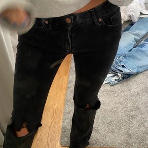 Svarta bootcut jeans - Bootcut jeans från Lindex jag klippt hål i själv! Superbra skick ❤️