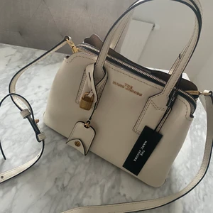 Marc Jacobs ny med tag kvar  - Helt ny Marc jacobs väska säljes. Nypris 5000kr aldrig använt. 
