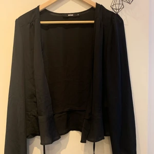 Tunn kofta/ topp - En tunn kofta/ topp som man snyggt knyter över Tex ett linne eller liknande, säljes pågrund av att det inte är min stil 