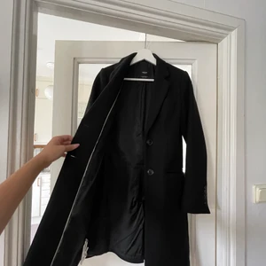 Svart kappa  - Superfin kappa som inte kommer till användning! 🖤 Perfekt till höst och tidig vår 🍂  Storlek XS 