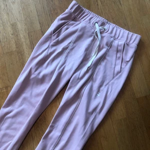 Ljusrosa Joggers Gstar - Ljusarosa joggers från gstar strl xs