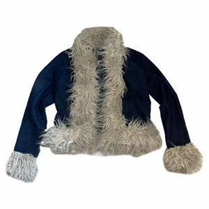 Jeansjacka med pälsdetaljer  - Kort jeansjacka i 2000tals stil med beiga pälsdetaljer. Sjukt snygg😍😍😍