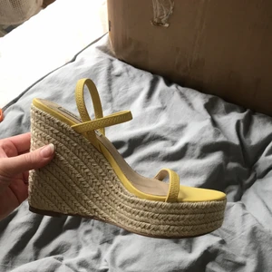 Kilklackar Steve Madden 37 - Jättesnygga klackar från Steve madden, använda Max 5 gånger, lite skitiga men går lätt att göra rent dem så de ser som nya ut. Frakt tillkommer. Kilklackar, student