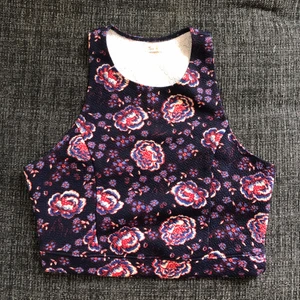 Blommig crop top från hollister  - Crop top från hollister som är knappt använd, passar bra i storleken och är stretchig. 