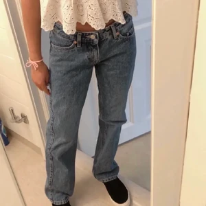 Lågmidjade jeans - Säljer dessa superfina populära lågmidjade jeansen från weekday, knappt använda🥰 lånad bild, skriv privat för egna! Säljer direkt för 350kr