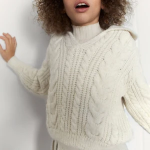 Kabelstickad tröja - Kabelstickad tröja från zara barnavdelningen, storlek 12 år men skulle säga att den passar allt mellan XS-M!! Jättevarm och perfekt när det blir lite kallare💗💗