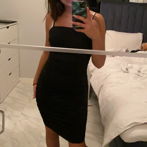 Svart ribbad klänning  - Nytt skick(ej använd) , storlek xs (väldigt stretchig dock), svart klänning